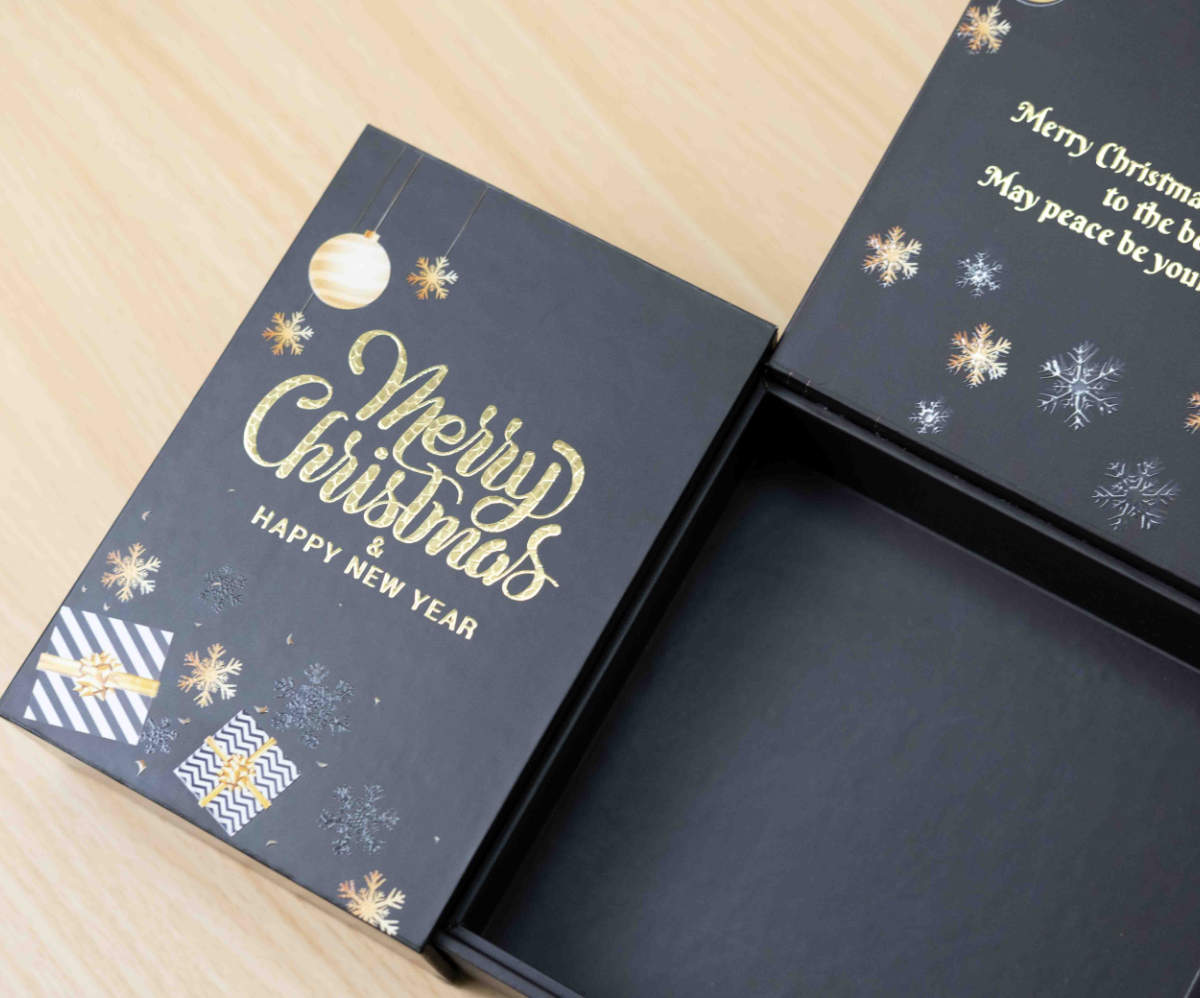 desain custom rigid box packaging premium dengan emboss dan foil stamping